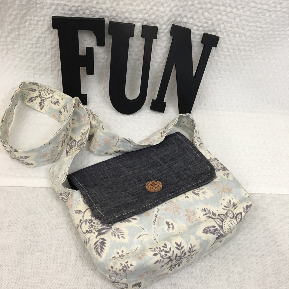 🧨3 for $30 Crossbody Purse Lt Blue & Ivory Floral - Picture 1 of 6